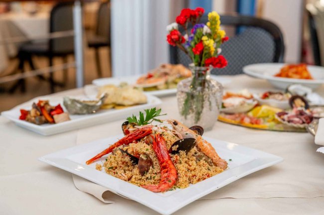 Piatto di couscous con frutti di mare.