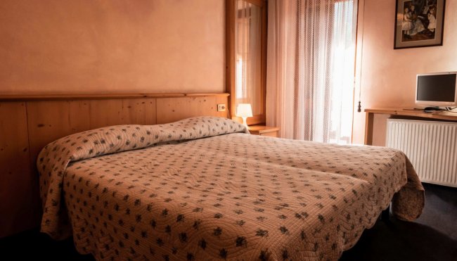 Camera da letto con letto matrimoniale e TV.