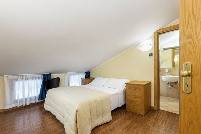 Camera da letto accogliente con bagno adiacente.