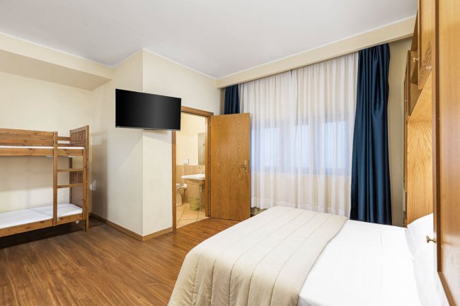 Camera con letto matrimoniale e letto a castello.