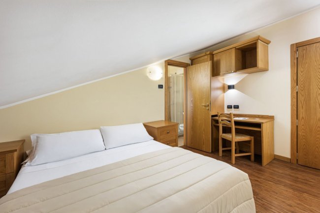 Camera da letto con letto matrimoniale.