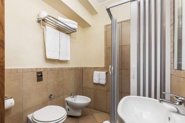 Bagno moderno con doccia e bidet.