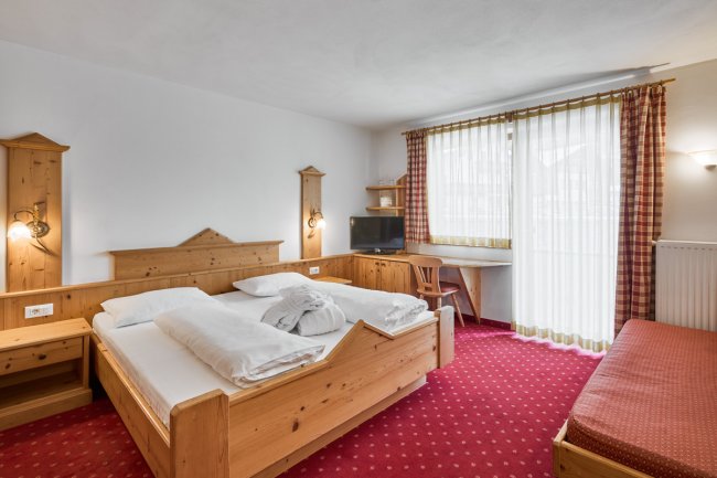 Camera da letto accogliente con mobili in legno.