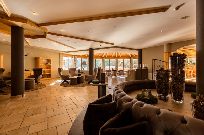 Spaziosa lounge con divani e sedute confortevoli.