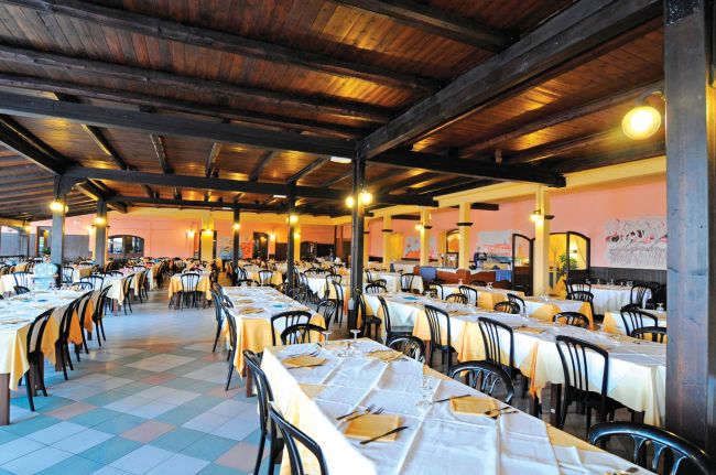 Ristorante ampio con tavoli apparecchiati.