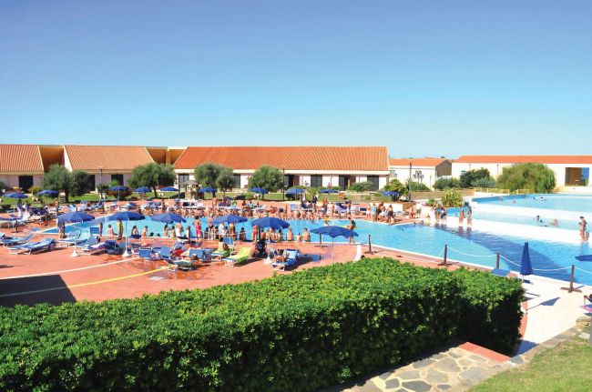 Piscina affollata con lettini e ombrelloni.