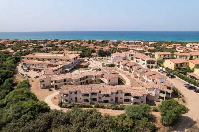 Vista aerea di un complesso residenziale vicino al mare.