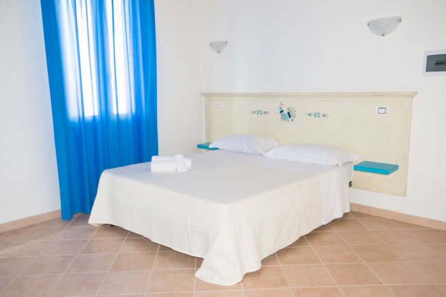 Letto matrimoniale in una stanza luminosa.