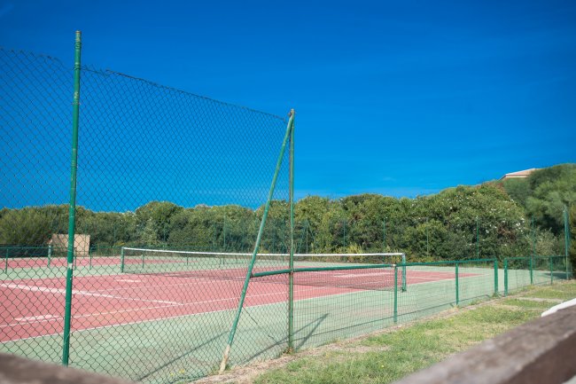 Campo da tennis recintato.