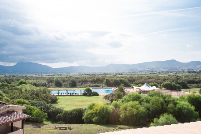 Vista panoramica su piscina e montagne.