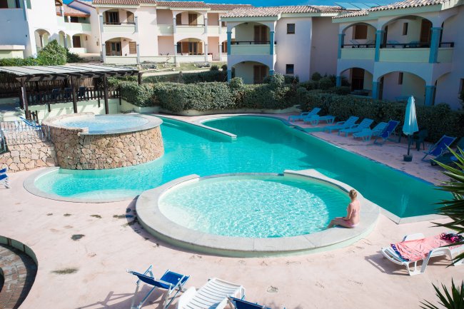 Piscina all'aperto circondata da lettini.
