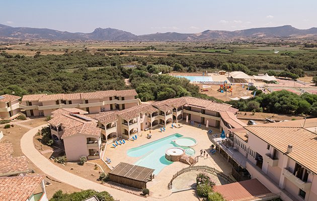 Un resort con piscina, vista campagna.