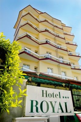 Facciata di un hotel con balconi e insegna 