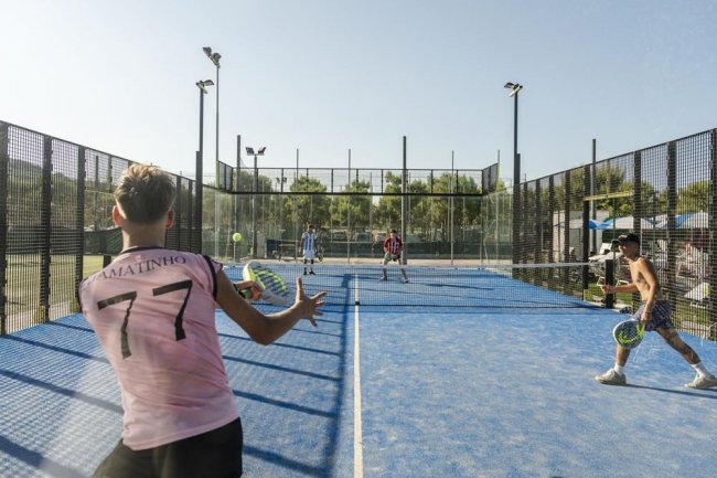 Partita di padel in corso su un campo blu.