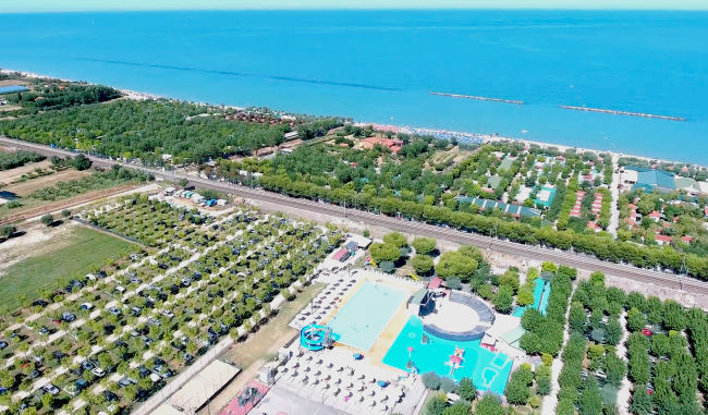 Veduta aerea del Centro Vacanze Verde Mare a Marina Palmense nelle Marche