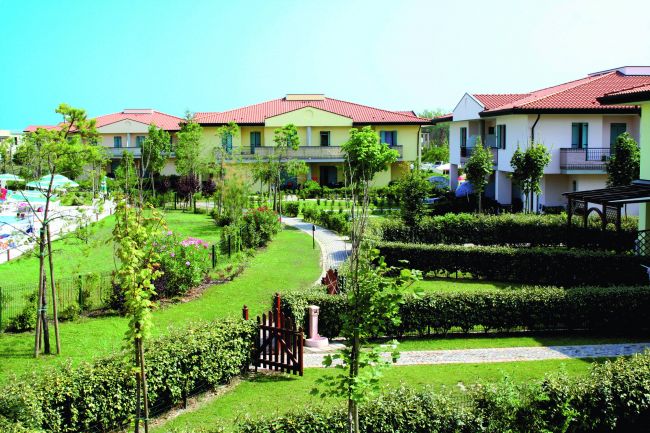 Complesso residenziale con villette e giardini ben curati.