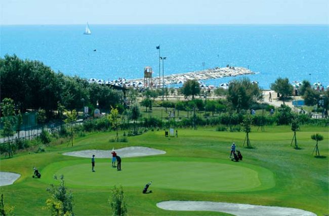 Campo da golf vicino al mare con vista sulla spiaggia.