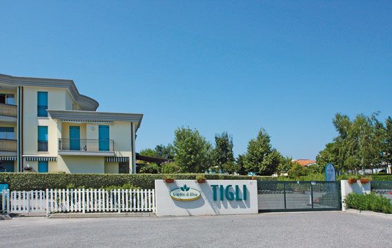 Ingresso di un edificio con un'insegna 