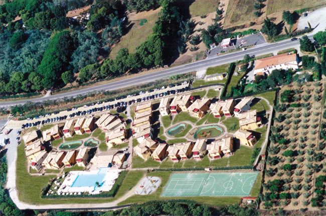 Complesso residenziale con case e campi sportivi visti dall'alto.