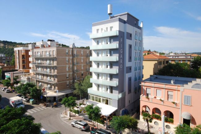Hotel moderno a più piani in un'area urbana.