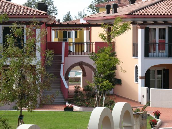 Dettaglio di edifici colorati con archi e balconi.