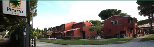 Complesso di edifici rossi con il cartello 