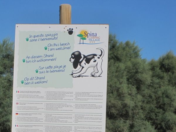 Cartello multilingue con cane al Camping Spina.