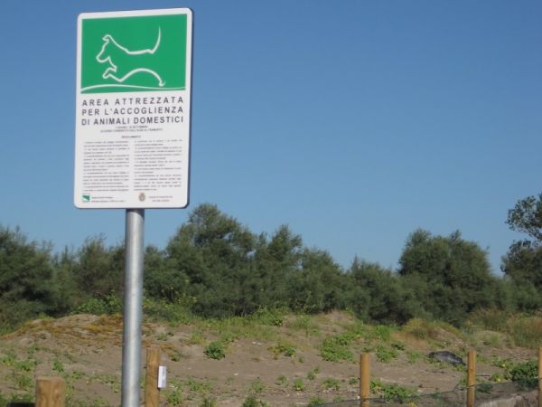 Cartello che indica un'area per animali domestici.