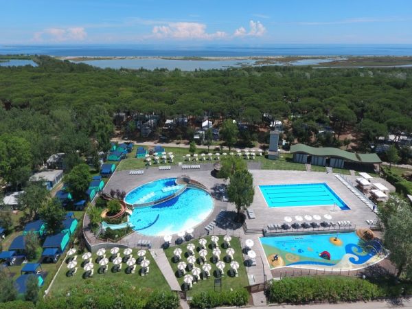 Piscine in un'area verde con vista mare.