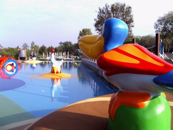 Piscina con giochi d'acqua colorati e figure animate.