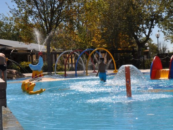 Area giochi acquatica con spruzzi e fontane.