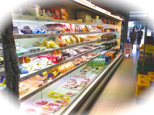 Scaffale di un supermercato con cibi e bevande.