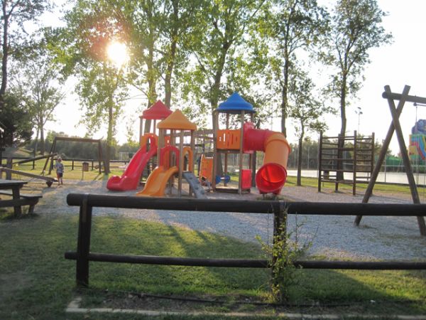 Parco giochi con scivoli colorati e altalene.