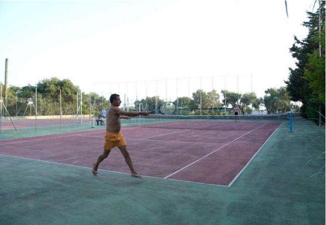 Partita di tennis all'aperto con due giocatori.