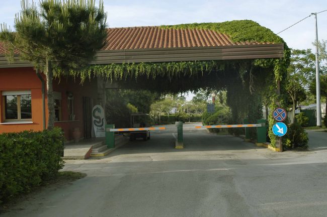 Ingresso con tetto coperto di vegetazione.