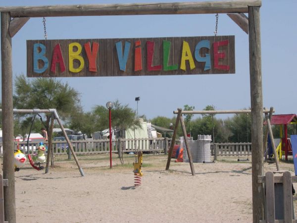 Parco giochi con l'insegna 