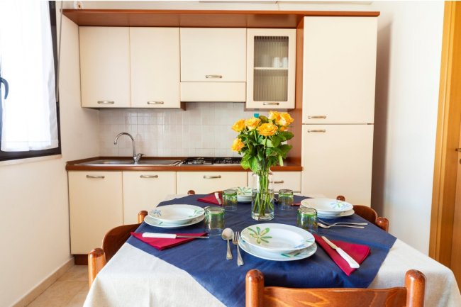 Tavolo apparecchiato in una cucina moderna.
