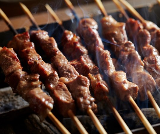 Spiedini di carne grigliati su un barbecue.