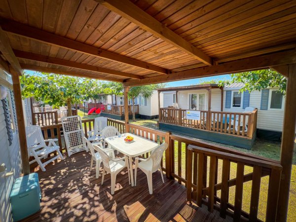 Veranda con tavolo e sedie in plastica.