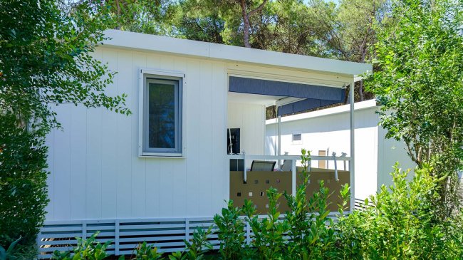 Casa bianca con giardino e veranda.