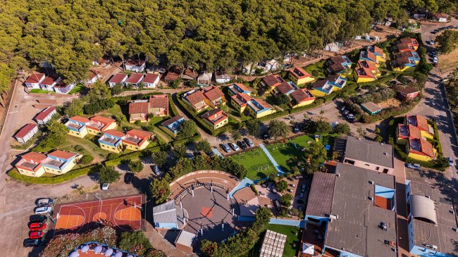 Ampio villaggio con case e impianti sportivi.