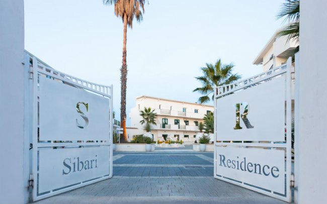 Cancello con insegna 