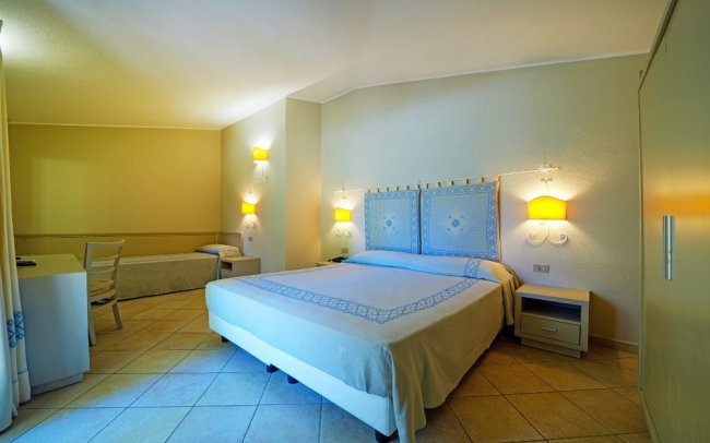 Camera con letto matrimoniale e singolo.